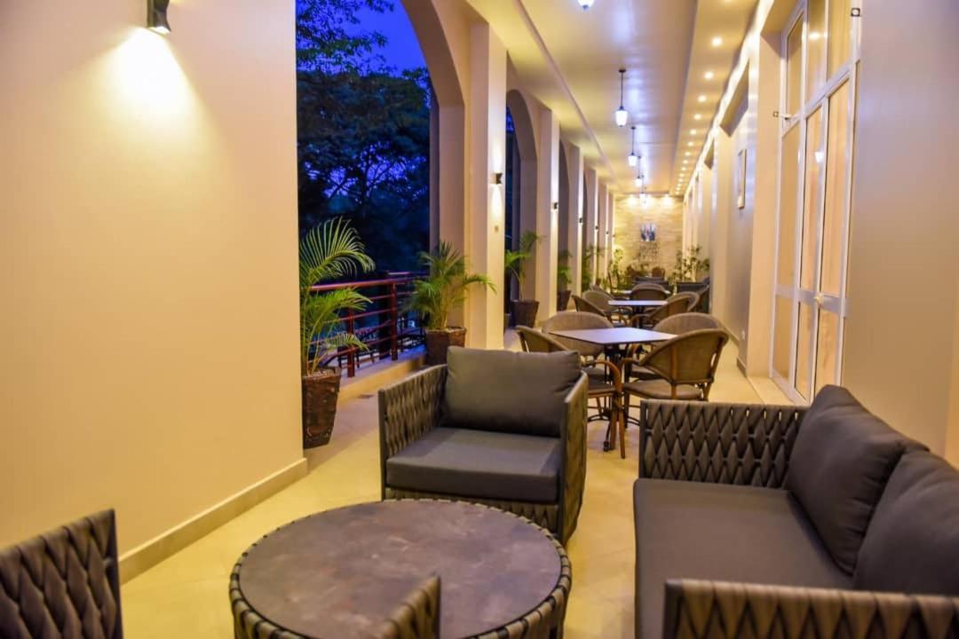 Admas Grand Hotel Entebbe Buitenkant foto