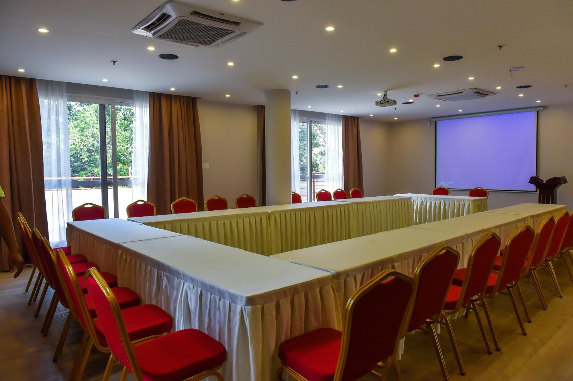 Admas Grand Hotel Entebbe Buitenkant foto
