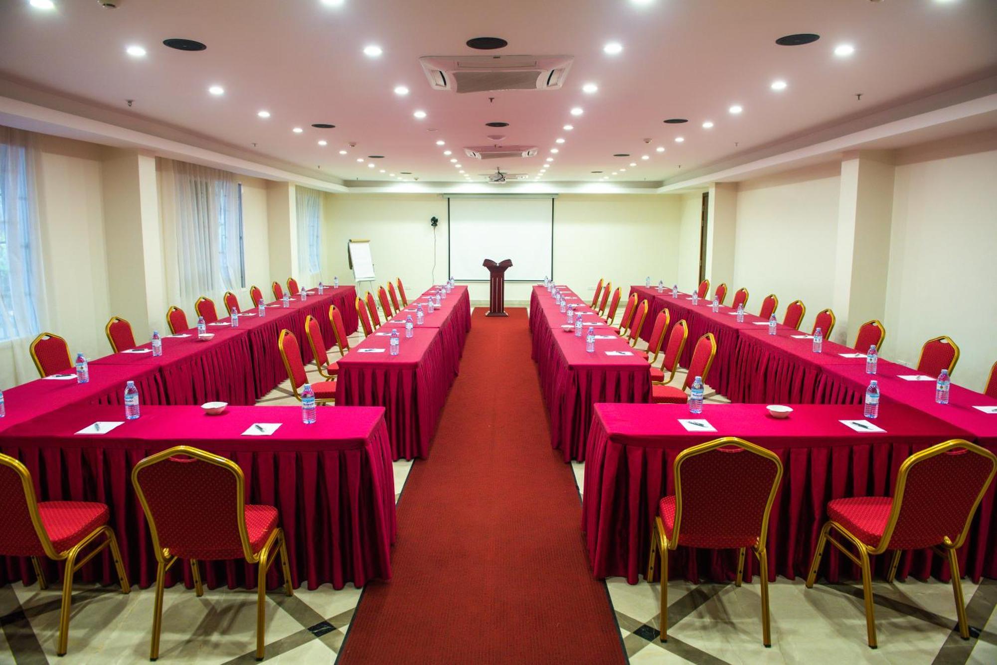 Admas Grand Hotel Entebbe Buitenkant foto