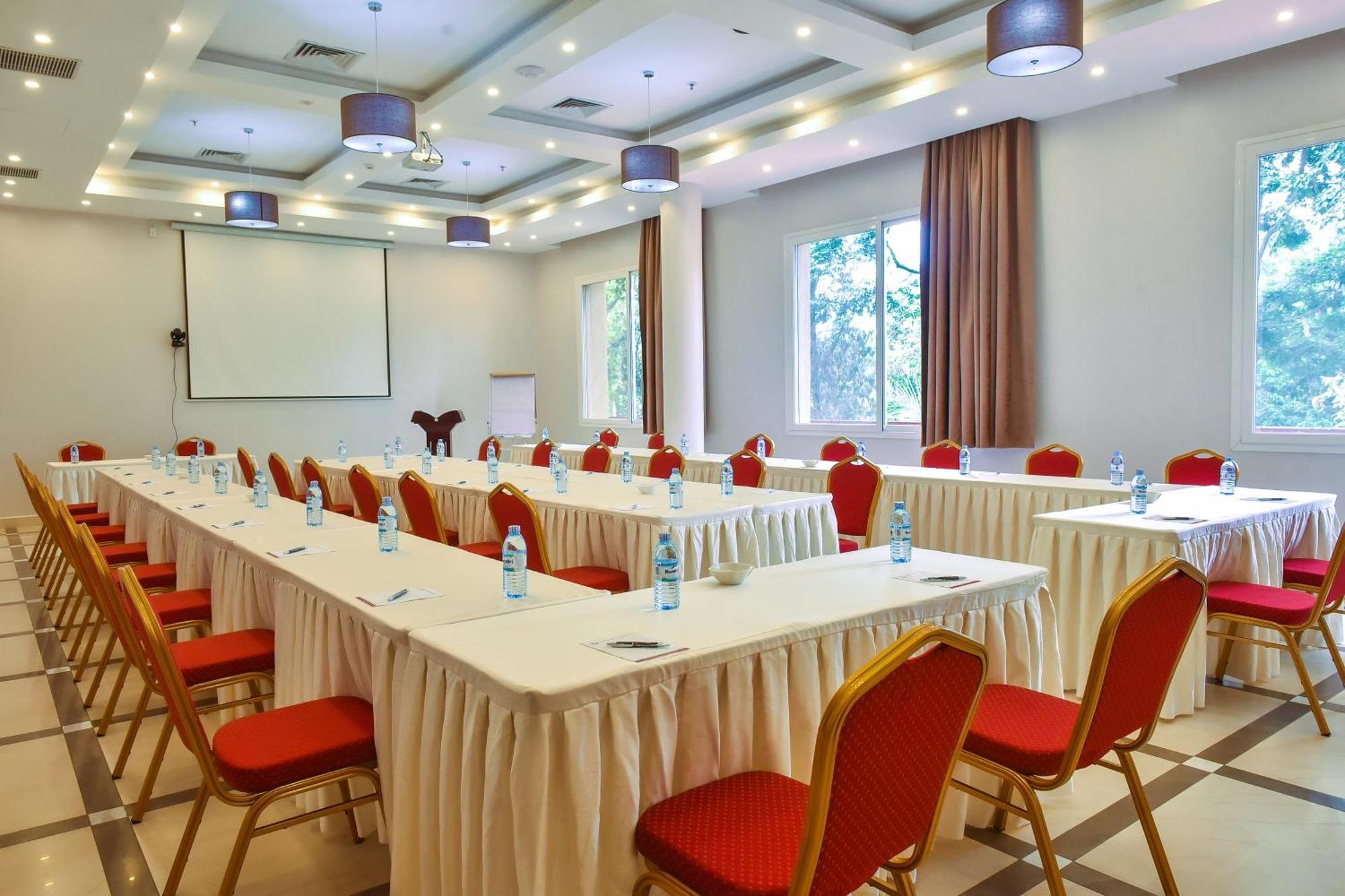 Admas Grand Hotel Entebbe Buitenkant foto